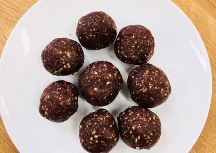 Chocolate nutty energy balls