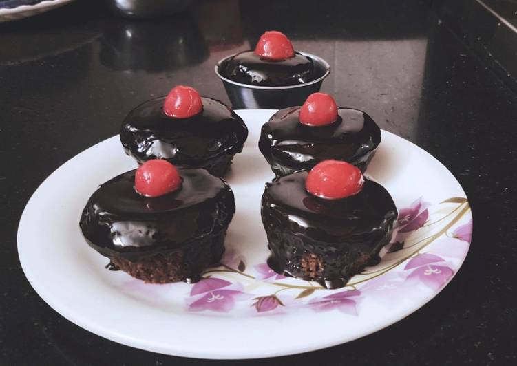 Chocolate cup cakes with chocolate ganache