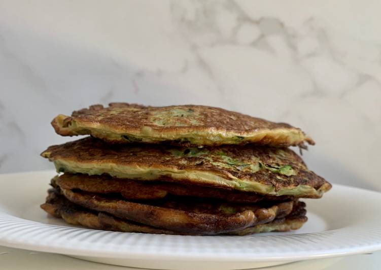 10 minute Savory Zucchini Pancakes #vegetarian #paleo #low carb #grain-free #gluten-free