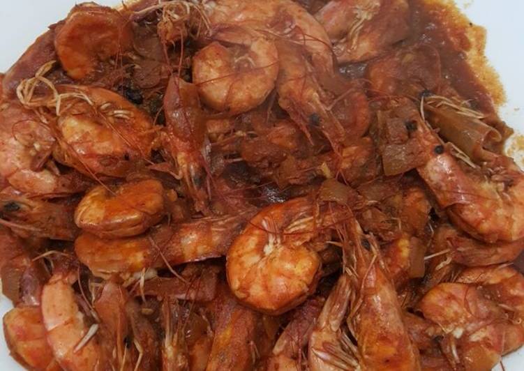 Shrimps with hot red sauce