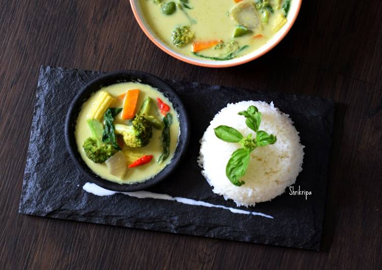 Homemade Vegetarian Thai Green curry paste /Curry: