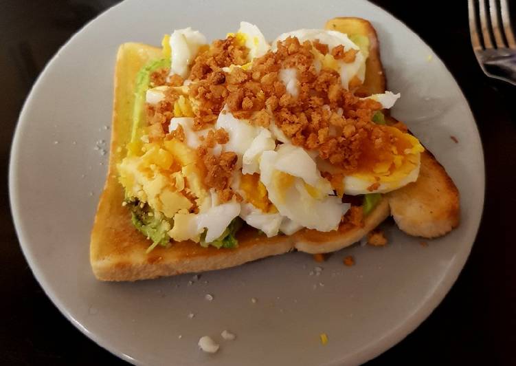 My Avocado with Egg on toast & Bacon crispies. 😙
