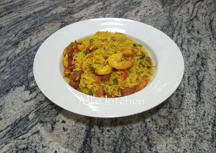 Fried rice with shrimps and chicken sausage