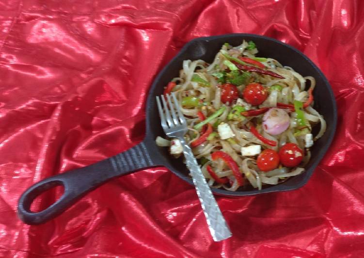 Rice flate noodles with cherry tomatoes & paneer