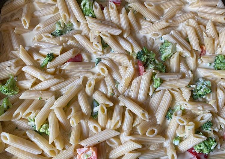 Penne pasta in white sauce