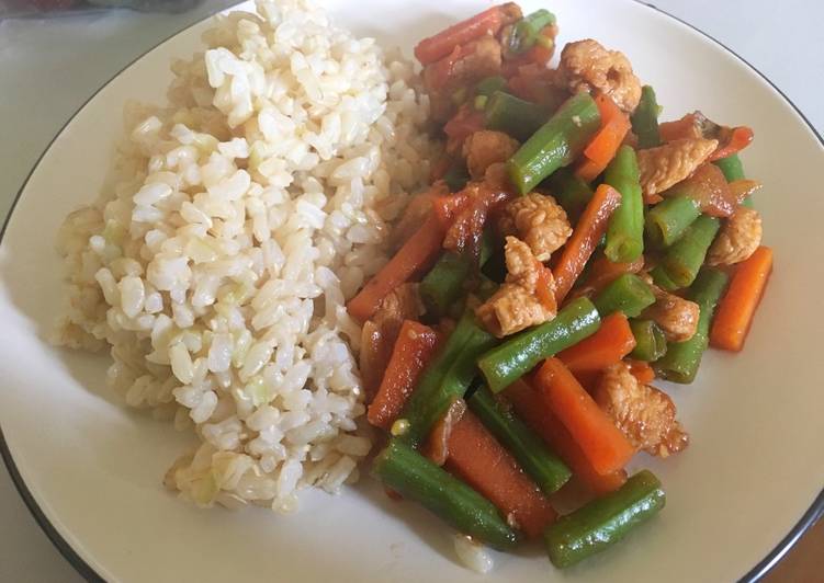 Chicken, carrot, and green beans stir-fry