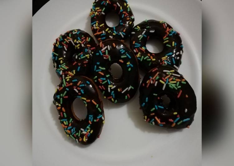 Cardamon donuts with chocolate glaze