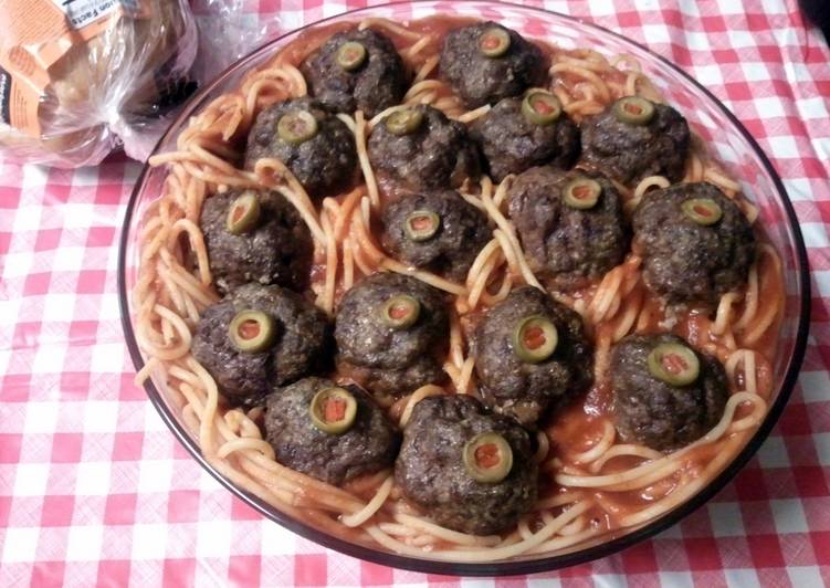 Halloween Eyeballs in Worms (spaghetti & meatballs)