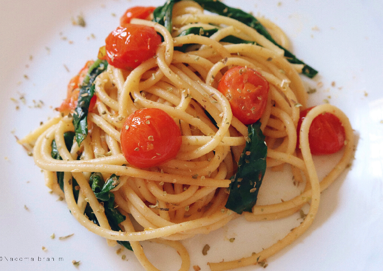 Garlic Spaghetti with Spinach and Cherry Tomatoes
