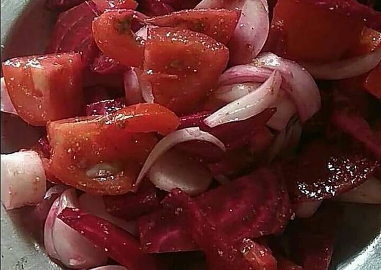 Onion tomato beetroot salad