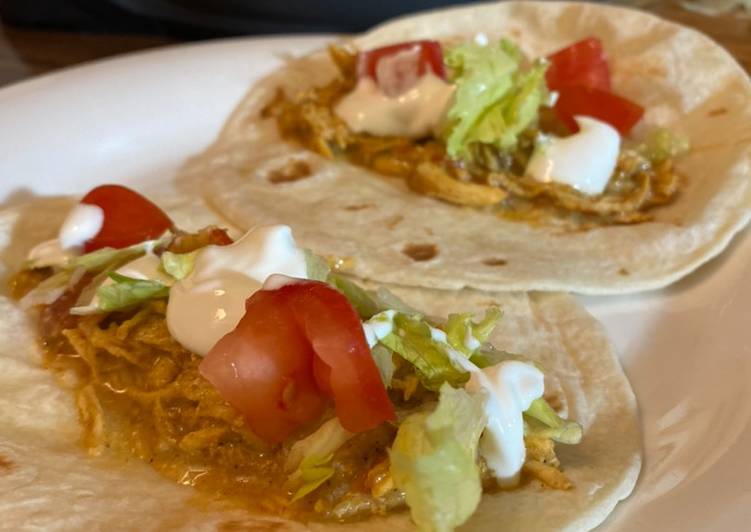 Slow cooker queso chicken tacos