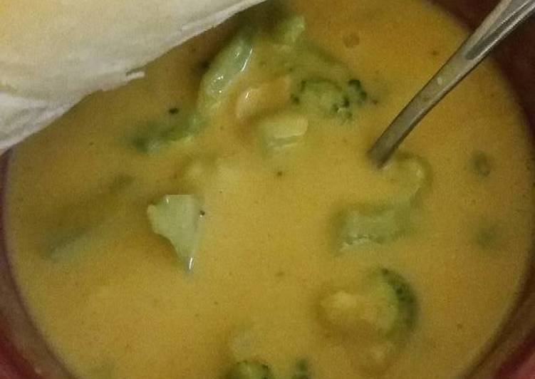 Vegan Cheddar Broccoli Soup
