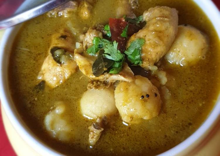 Malabar Kozhi Pidi (rice dumplings in soupy chicken curry)
