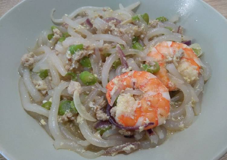 鲜虾炒米苔目 Short Rice Noodles with Shrimps