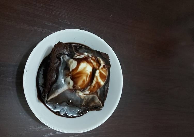 Hot chocolate  brownie  with vanilla  icecream