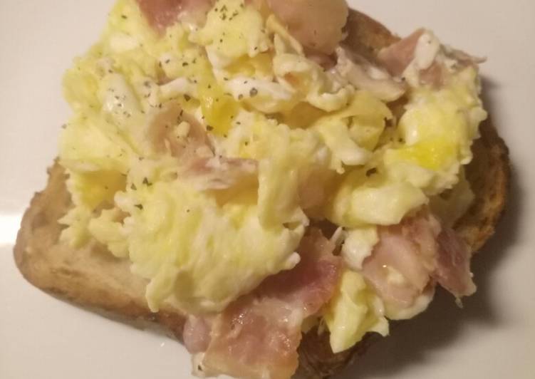 Pancetta and scrambled egg brunch