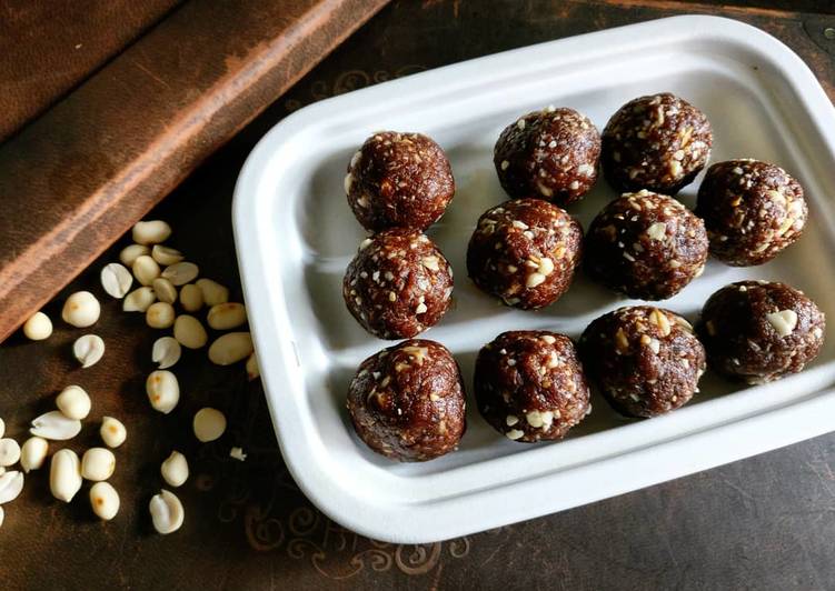 Nutty Dates and Oats Energy Balls