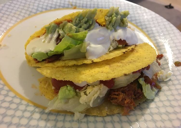 Tuna tacos with homemade guacamole and salsa (easy recipe)