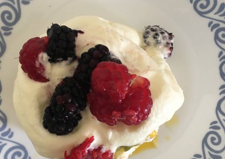 Cream and Berries Meringue Nests#summerchallenge3