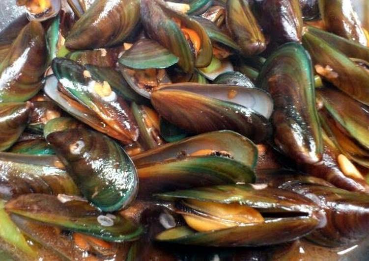 chili garlic mussels