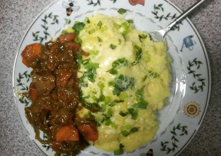 cheesed mash potatoes topped with spring onions & chicken liver stew