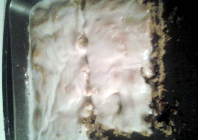 chocalate chip cookie cake with powdered sufar icing