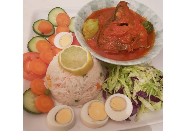 White basmati rice and fresh tilapia fish stew and salad