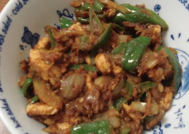 Indian Green Bell Pepper And Chicken Curry: Home Style Chicken Jalfrezi
