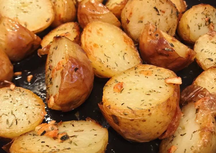 Crispy baby potatoes with garlic and herbs