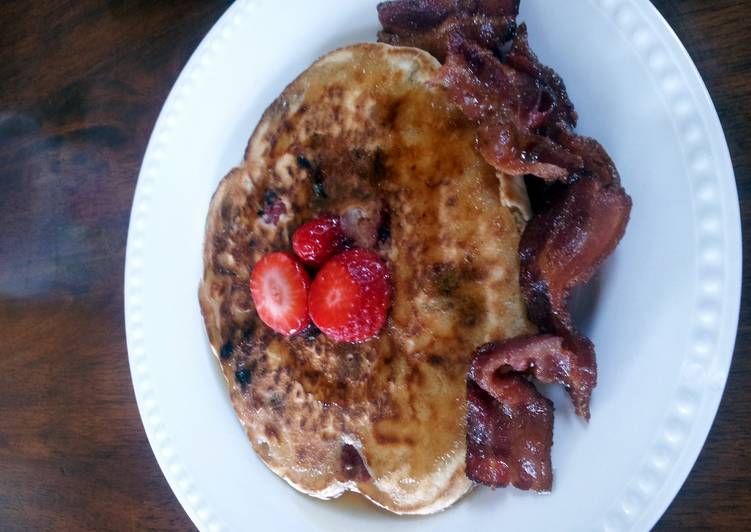 Strawberry Pancakes with Peanutbutter and Chocolate Chips.