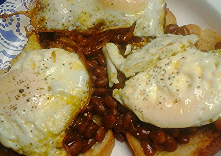 Baked beans on toast with egg