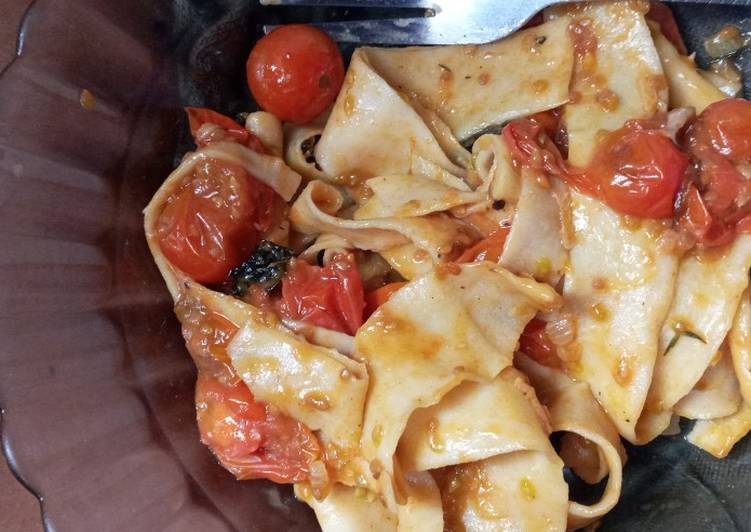 Homemade pasta with cherry tomatoes sauce