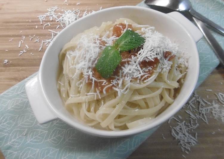 Linguini with fresh Tomato Sauce (Makaronia Me Tomata Salsa)