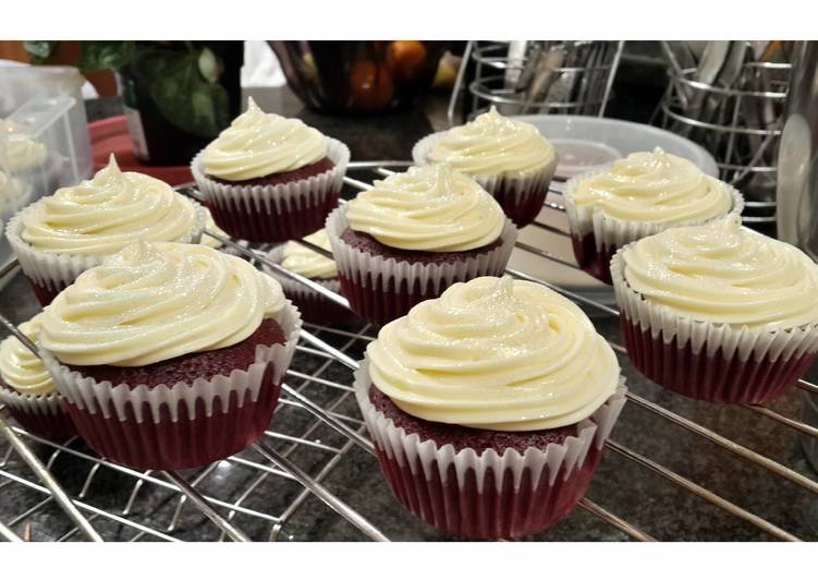 Red Velvet Cupcakes & Cream Cheese Topping
