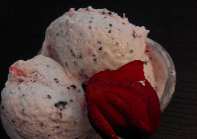 Marshmallow strawberry ice cream