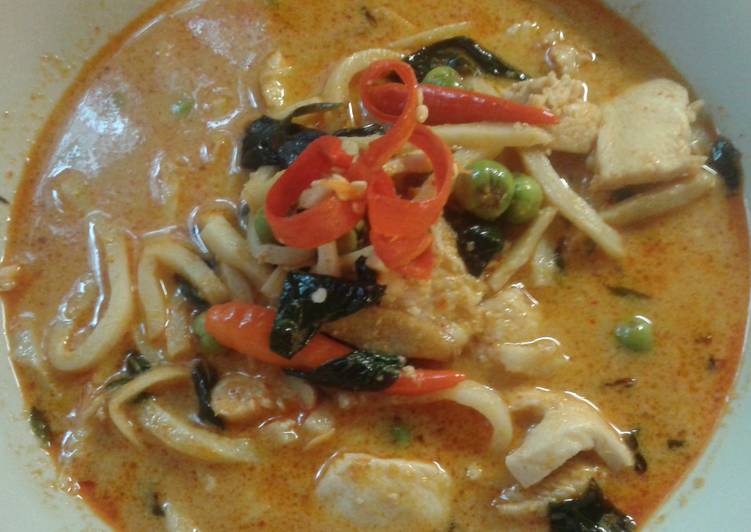 Thai chicken red curry with bamboo shoot.