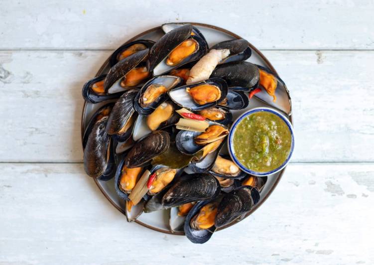 Mussels with Thai herbs and Seafood Nham Jim Dipping Sauce🐚 🌶 🌿