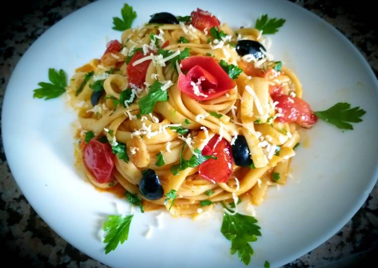 Tagliatelle with tomato sauce and marinated cherry tomatoes