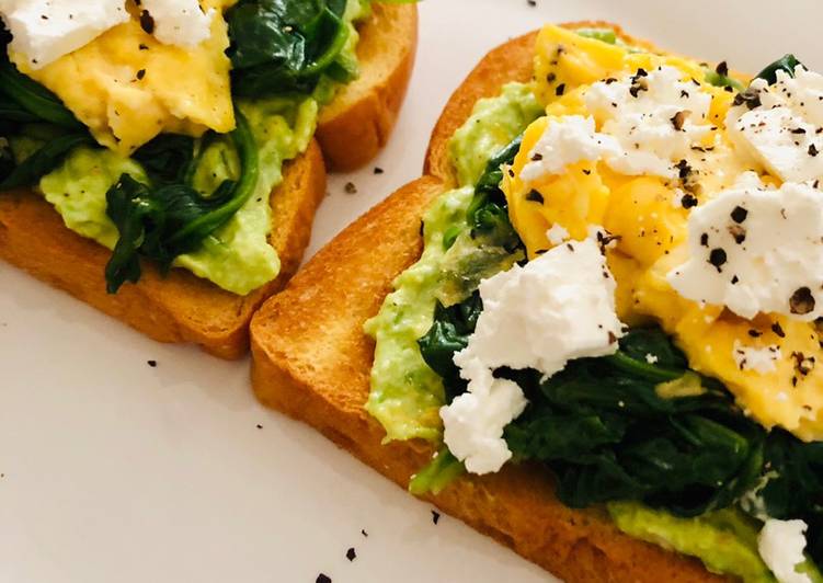Avo toast with spinach, scrambled eggs and feta