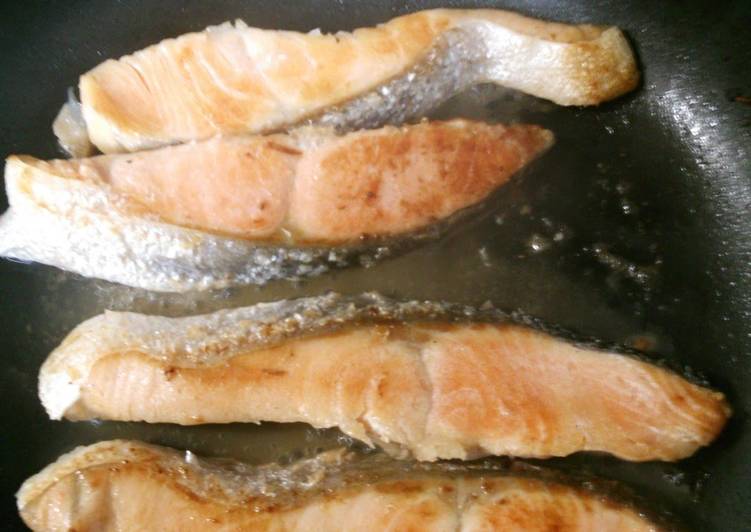 Easy Pan-Fried Salmon (Just Water and Salmon)