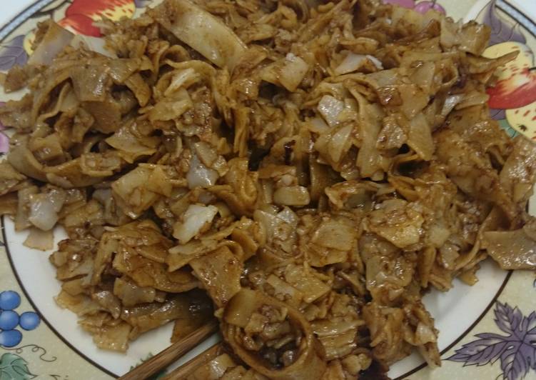 Flat rice noodles (Pho Xao)