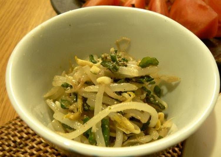 Bean Sprout Namul in a Microwave Steaming Container