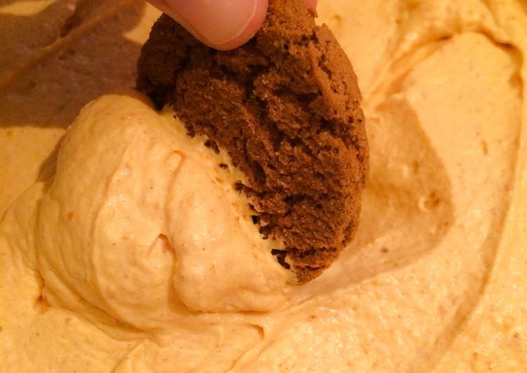 Easy Pumpkin Dip with Ginger Snaps