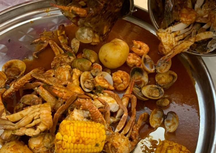 Seafood boil w/red n hot sauce