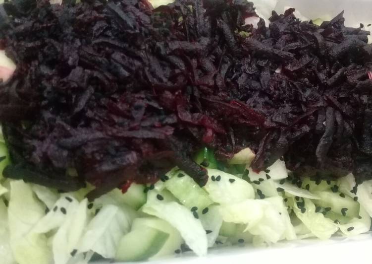Green salad with beet root