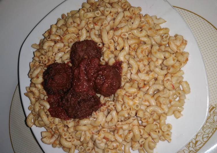 Stir and fry macaroni with meat beat balls