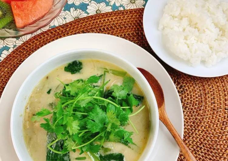 Delicious Thai-style Soup Curry with Shiitake Powder