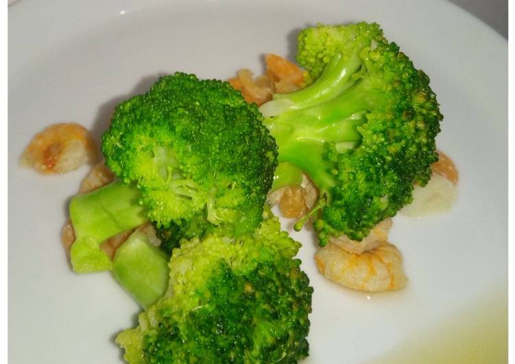 Broccoli and Dried Shrimps Stir-Fry (6 Ingredients)