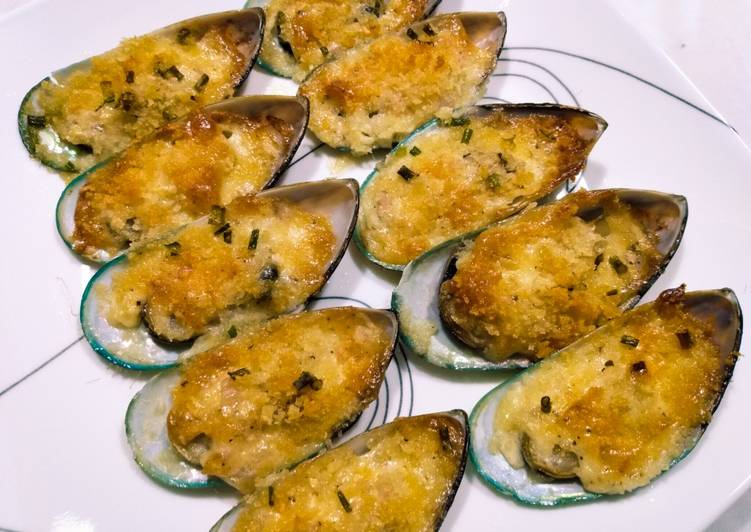 Baked mussels in the half-shell