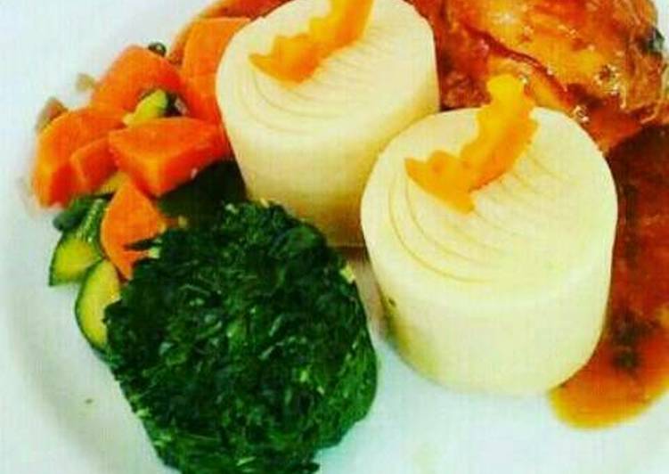 Mashed potatoes,stewed chicken and Sisibo with buttered Veges
